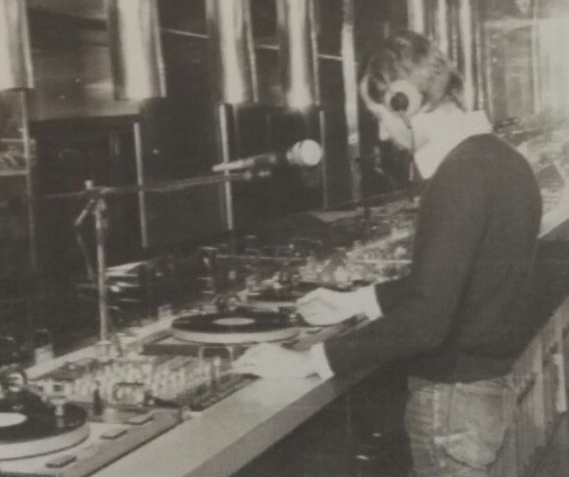 Sasà Capobianco con alcuni dei DJ formati nei suoi corsi teorico-pratici che hanno lanciato diverse generazioni di professionisti